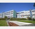 Bild: Florian Miedl/fph
Nur von außen sieht das Klinikum Selb noch aus wie bisher: Das Angebot des Hauses hat sich innerhalb der vergangenen zwölf Monate komplett verändert.