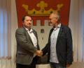 Bild: wrl
Kandidat Johann Mörtl (rechts) gratuliert dem neuen Bürgermeister Reinhard Schwarz.
