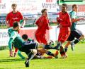 Bild: ref
Eine der wenigen gefährlichen Szenen im Strafraum des ASV Neumarkt: Ammerthals Kapitän Daniel Gömmels (vorne links) Schuss wird abgeblockt.