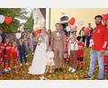 Bild: fvo
Zur Hochzeit von Lisa und Matthias Scheck gratulieren kleine und große Mitglieder des FSV Waldthurn.