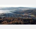 Archivbild:  Hermann Markgraf/exb
Blick auf Stadlern im Nebel: Im Nebel stochern derzeit auch kommunale Entscheidungsträger wegen der Ausweisung von Flächen für Windkraftanlagen. Wo sind diese am besten geeignet?