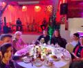 Bild: jua
Beim Italienischen Abend auf Schloss Guteneck freuen sich die Besucher im gut gefüllten Gutsstadel über die Atmosphäre, die Bewirtung und die Musik von "I cantautori" (Hintergrund).