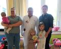 Bild: Verena Uschold/Klinikum St. Marien Amberg
Barbara Meyer mit Emma, Chefarzt Dr. Andreas Fiedler, Hildergard Schmid mit Lina und Sara bei der Spendenübergabe.