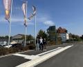 Bild: Stefanie Gradl
Bürgermeister Hans-Martin Schertl begutachtet mit den Edeka-Markt-Inhaberinnen Kathrin Kredler-Liermann (links) und Maria Plößner-Kredler die neue Bushaltestelle.