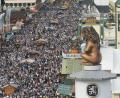 Bild: Felix Hörhager/dpa
Viele Besucher: Dicht drängen sich die Wiesn-Gäste in den Gassen zwischen den Zelten und Fahrgeschäften.