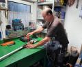 Bild: bsc
Der Geräteverleih ist bei der Siedlergemeinschaft Friedenfels auch nach 65 Jahren noch sehr beliebt. Die Wartung und Reparatur obliegt Gerätewart Günter Schürlein. Das Bild zeigt den versierten Handwerker bei der Reparatur eines Hochentasters.