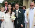 Bild: kro
Strahlend verließen Nadine und Markus Röckl mit dem gemeinsamen Töchterchen die Kirche in Trevesen. Die Trauung nahm Pater Benedikt Leitmayr (rechts) vor.