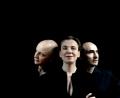 Bild: Lothar Könekamp/exb
Tina Teubner (Mitte), Ben Süverkrüp (links) und Stephan Picard (rechts) bringen die Geschichte von Herkules als Musikgedankentheater ins Stadttheater Amberg.