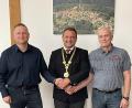 Bild: fz
Auf gute Zusammenarbeit. Bürgermeister Anton Kappl (Mitte) mit seinen beiden neuen Stellvertretern Gerd Scharff (links) als Zweiter und Harald Dirnberger (rechts) als Dritter Bürgermeister.