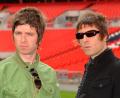 Bild: Zak Hussein/PA Wire/dpa
Wollen auch in den USA, Kanada und Mexiko spielen: Noel und Liam Gallagher. (Archivfoto)
