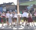 Bild: bey
Beim Tanz um den Kirwabaum wissen Sebastian Kagerer und Alicia Balk (links) noch nicht, dass sie das neue Oberkirwapaar 2024 werden.