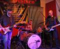 Bild: mfh
Drei gewinnt, könnte man sagen. Gitarre (Andreas Diehlmann, links), Bass (Jörg Sebald, rechts) und Schlagzeug (Bernd Riehl, Mitte) reichen, um ein Publikum mit Rock, Bluesrock und Blues über zwei Stunden lang zu verzaubern.