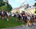 Bild: do
Muskelkraft war gefragt beim Aufstellen des Kirwa-Baumes in der Grünanlage neben der Mariensäule.