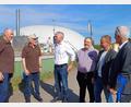 Bild: u
Die beiden Gesellschafter der WK-Energie GmbH (von links) Werner Wendl und Laurenz Beck erläutern mit Landtagsabgeordnetem Harald Schwartz, Gebenbachs Bürgermeister Peter Dotzler, MdL Bernhard Heinisch und stellvertretendem Geschäftsführer Christian Leuchtweis des „Centralen Agrar-, Rohstoff-, Marketing- und Entwicklungsnetzwerks" nicht nur die Daten der Anlage, sondern auch mögliche Probleme für die Anlage nach dem Auslaufen des Erneuerbaren-Energie-Gesetzes (EEG).