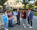 Bild: Landratsamt Tirschenreuth/Fabian Polster/exb
Isabel Sommerer (Wirtschaftsförderung), Christina Ponader (Leiterin Netzwerk Inklusion), Landrat Roland Grillmeier, Ehrenamtskoordinatorin Sarah Matzke sowie Kreisentwickler Anton Kunz (von links) präsentierten das neue Leitbild der Freiwilligenagentur Tirschenreuth.