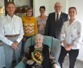 Bild: jr
Im Bild Gudrun Ritter (sitzend) im Kreise der Gratulanten, stehend (von links) mit Ehemann Karl-Heinz, Seniorenbeauftragte Beate Ott, Tochter Susanne, Bürgermeister Klaus Meyer und Tochter Andrea, die in Stadtsteinach lebt.