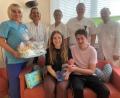 Bild: Peggy Kuniss-Pfeiffer/Klinikum Fichtelgebirge/exb
Große Freude im Klinikum Fichtelgebirge: Im Bild vorne Nathalie und Johannes Wolf aus Marktredwitz mit Baby Maximilian, hinten von links Hebamme Natalija Kelep, Chefärztin Dr. Maria Dietrich, Laura Czech, Stefanie Röhl und Gevorg Janoyan.