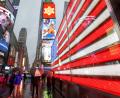 Symbolbild: William Volcov/dpa
Trübe Aussichten, aber am New Yorker Times Square ist immer ein Gewusel. Die Stadt schläft bekanntlich nie. Am Wahlabend des 5. November steht für die USA viel auf dem Spiel. Florian Bindl wird mittendrin sein.