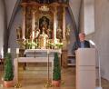 Bild: hdk
Als versierter Kenner der Geschichte Auerbachs erklärte Rudolf Weber die Kunstgegenstände der Spitalkirche.