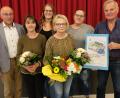 Bild: do
Nach 48 Jahren Erziehungsarbeit nahm Waltraud Wagner (Bildmitte) Abschied von ihrem großen Schatz, den Kita-Kindern. Zum Abschied dankten Bürgermeister Albert Nickl (links), stellvertretende Kita-Leiterin Alexandra Gittler (Zweite von links), Daniela Kümmel (Dritte von links), Barbara Schmid (Zweite von rechts) für den Elternbeirat und den Förderverein. Als besondere Überraschung gab es für die Wagners VIP-Tickets für ein Heimspiel der Münchner Löwen.