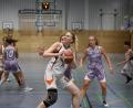 Bild: Tobias Schwarzmeier
DJK-Neuzugang Sarah Masson (am Ball) im Testspiel gegen Tegernheim. Die gebürtige Sulzbacherin soll vor allem unter den Körben für Dominanz sorgen.