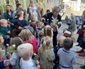 Bild: rha
Mit weißen Rosen und vielen guten Wünschen verabschieden sich die Kleinen der Kita St. Josef von Monika Mrosek, die nach 33 Jahren die Leitung des Vilsecker Kindergartens an ihre Nachfolgerin Monika Ertl abgibt.