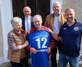 Bild: do
Zahlreiche Gäste ließen in Speinshart Andreas Steinl zum 80. Geburtstag hochleben. Unter anderem Bürgermeister Albert Nickl (Zweiter von links), Herbert Putzer, Vorsitzender des Vereins der Kinderkrebshilfe (Zweiter von rechts) und FC-Vorsitzender Wolfgang Seitz (rechts), dem Jubilar symbolisch ein Mannschaftstrikot mit der Rückennummer 12 überreichte.