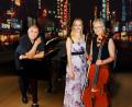 Bild: Albert Sommer/exb
Das Trio American Songbook mit (von links) Albert Sommer(Klavier), Laura Demjan (Sopran) und Ute Sommer (Violoncello) tritt am Sonntag, 13. Oktober, erstmals am Schafferhof in Neuhaus bei Windischenbach auf.