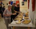 Bild: wel
Johann Köppl und Bürgermeisterin Anita Forster (Zweiter und Dritte von links) genießen das deutsch-französische Buffet.