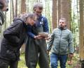 Bild: kaz
Rangerin Cornelia Greiner sieht sich die Muscheln an, die Daniel Höllering und Michal Blaha von der Aufzuchtstation Huschermühle mitgebracht haben.