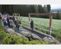 Bild: fz
Links durch ein Holzportal wird das Landschaftskino mit den beiden Sitzreihen und per Balkenrahmen symbolisierten Kinoleinwänden betreten.
