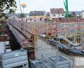 Bild: Hirsch
Der Bau der Naabbrücken in Schwandorf schreitet zügig voran. Derzeit wird der Überbau der großen Brücke betoniert.