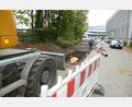 Bild: bk
Die Firma Mickan hat in der Paul-Engel-Straße mit dem Erdaushub begonnen.
Weitere Maßnahmen: Herstellung eines gepflasterten Gehwegs mit Bordstein entlang des Weiherufers sowie der Hochwasserschutzlinie entlang des Gehwegs durch Betonfertigteilwinkel., Neubau einer Regenwasserkanalisation mit Einläufen, Neuprofilierung und Asphaltierung der Zufahrtsstraße