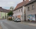 Bild: as
Nicht genutzte Immobilien gibt es im Landkreis viele, beispielsweise in der Tirschenreuther Dammstraße. Für viele Leerstände fehlen Kapital und Nutzungskonzepte. Die geplante Revitalisierung des alten Kinos (im Bild links) könnte ein positives Beispiel werden.