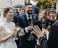 Bild: Simone Reger
Die Theatergruppe Theresienstadl gratuliert ihren Schauspielkollegen Franziska und Alexander nach der Trauung am Flossenbürger Kirchplatz.