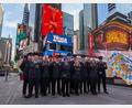 Bild: Josef Graml
Die gesamte Gruppe der FF Ursensollen vor der Steuben Parade am Times Square in Uniform. Von links: Fabian Preißler, Saskia Landgraf, Simon Ebert, Anna Spindler, Michael Schaller, Alexander Graf, Franz Brunner, Angelika Graf, Sven Hauer, Josef Graml, Stefanie Michel, Maximilian Landgraf, Theresa Gehr, Christina Götz, Stefan Götz.