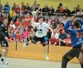 Archivbild: Hubert Ziegler
Fabian Wedel (Mitte) vom HC Sulzbach-Rosenberg taucht im letzten Derby alleine vor Torhüter Dominik Raschke (rechts) von der HG Amberg auf. Am Samstag treten die beiden Teams wieder gegeneinander an.