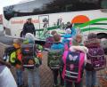 Archivbild: njn
Für den Praxisunterricht "Sicher Busfahren" konnte Polizeioberkommissar Carsten Landgraf (hinten links) wie auf diesem Bild bislang auf einen Steinwald-Express-Bus zurückgreifen. Möglicherweise muss er dafür ab kommendem Jahr mit einem anderen Busunternehmen sprechen.