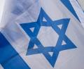 Symbolbild: Hendrik Schmidt/dpa
Eine Flagge von Israel weht auf einer Solidaritätskundgebung nach dem Großangriff von Hamas auf Israel.