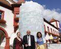 Bild: Antenne Bayern
Ein großer Masskrug aus Eis steht in Marktredwitz. Über den Rekord freuen sich mit Bürgermeister Oliver Weigel, Bierkönigin Linnea Klee (links) und Marion Schieder, die "Heimatministerin" von Antenne Bayern (rechts).