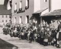 Repro: Archiv Böhm
Erinnerungen an den Raiffeisenverein: Bis zum Neubau der Bank zum Ende der 60er-Jahre war die Bank im Obergeschoss des Kaufhauses Leuthner in der Hammerstraße untergebracht. Alle Jahre gehörte damals als besonderes Ereignis der Weltspartag dazu, zu dem immer die Kindergartenkinder eingeladen waren. Der Zweite von rechts ist der damalige Bankvorstand und Bürgermeister Anton Rogg. Das Bild entstand zum Ende der 50er-Jahre.