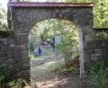 Bild: bö
Der Eingang zum Friedhof im Dorf ist erhalten geblieben. Kurze Zeit vor der Ablösung wurde er noch saniert, dann mussten die Menschen ihr Dorf verlassen. Die Toten im Friedhof aber sind geblieben.