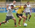 Bild: PixMa
Der Weidener Patrik Vacek versucht seinem Hofer Gegenspieler den Ball abzujagen. Die SpVgg SV Weiden verlor bei der SpVgg Bayern Hof mit 0:1 - es ist die dritte Niederlage in Folge für den Aufsteiger.