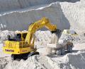 Bild: Petra Hartl
Der neue Bagger der Amberger Kaolinwerke, der Komatsu PC 2000-11E0, soll die Roherdeförderung noch effizienter gestalten.