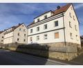 Bild: wro
Diese Anwesen in der Marienstraße sind Eigentum der Marktgemeinde Fuchsmühl. Die geplante Sanierung (begonnen wird mit dem rechten Anwesen) kostet deutlich mehr als noch vor einigen Jahren kalkuliert wurde.