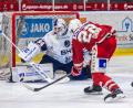Bild: Tobias Neubert
Diesen Schuss des Regensburgers Yuma Grimm parierte Marco Wölfl, der Goalie der Blue Devils Weiden.