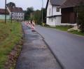 Bild: bnr
In Oberndorf wurde die neue Wasserleitung am Rande der Gemeindeverbindungsstraße nach Schmalhof verlegt.