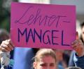 Symbolbild: Martin Schutt/ZB/dpa
Unterrichtsausfall, Zusammenlegen von Klassen, der Einsatz von Quereinsteigern – auch in Bayern und in der Oberpfalz ist der Lehrermangel deutlich spürbar.