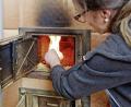 Bild:  Monique Wüstenhagen/dpa
Lohnt sich eine Modernisierung des alten Kamin- oder Kachelofens? Das sollte man besser im Voraus durchrechnen.
