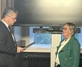 Bild: sns
Bürgermeister Martin Birner vereidigt die neue Stadträtin Anna Roßkopf.